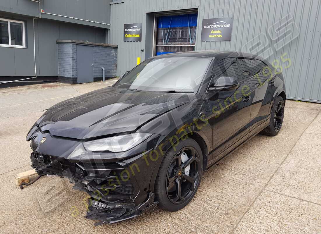 lamborghini urus (2020) in preparazione per lo smantellamento presso eurospares