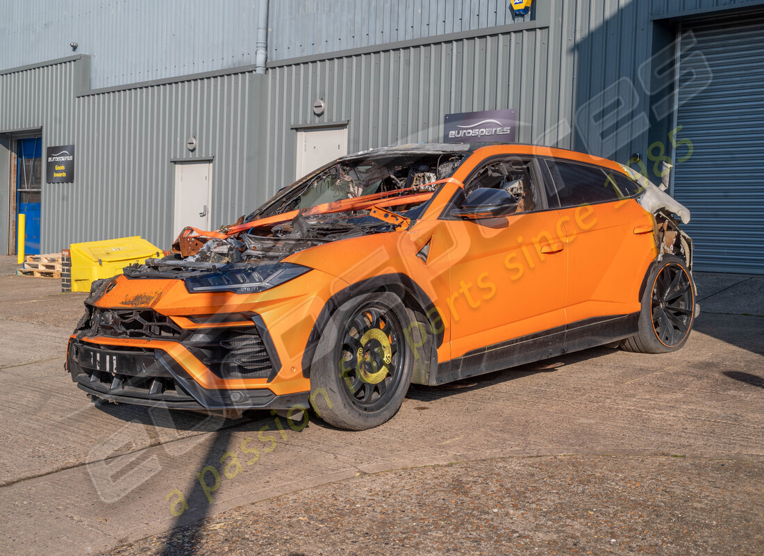 lamborghini urus (2021) in preparazione per lo smantellamento presso eurospares