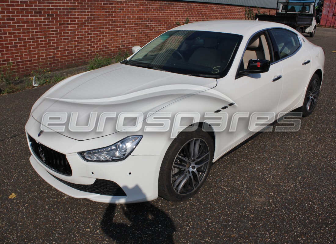 maserati ghibli (2014) in preparazione per lo smantellamento presso eurospares
