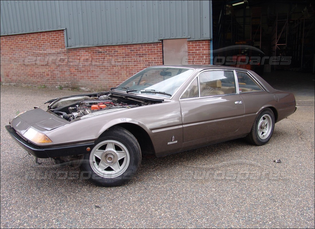 ferrari 365 gt4 2+2 (1973) in preparazione per lo smantellamento presso eurospares