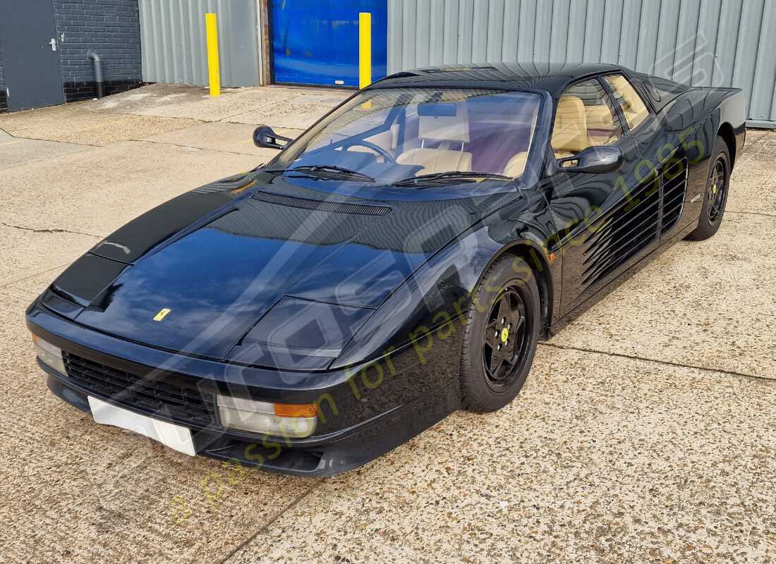 ferrari testarossa (1990) in preparazione per lo smantellamento presso eurospares