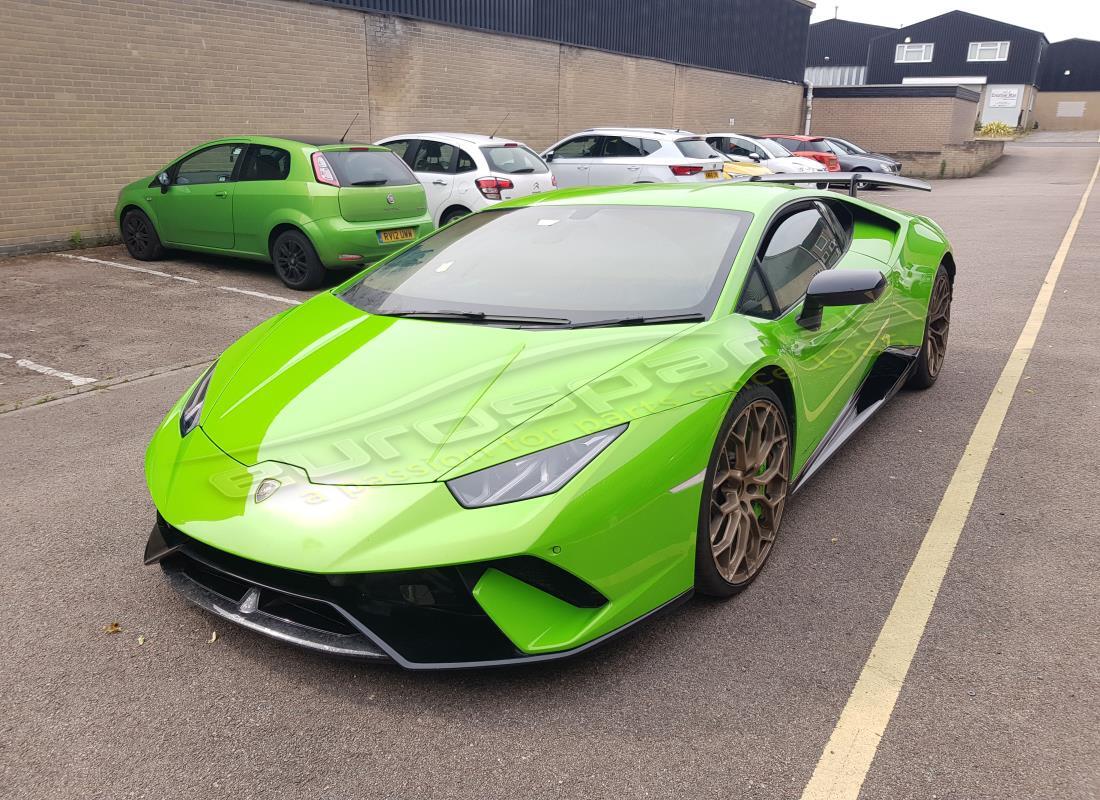 lamborghini performante coupe (2018) in preparazione per lo smantellamento presso eurospares