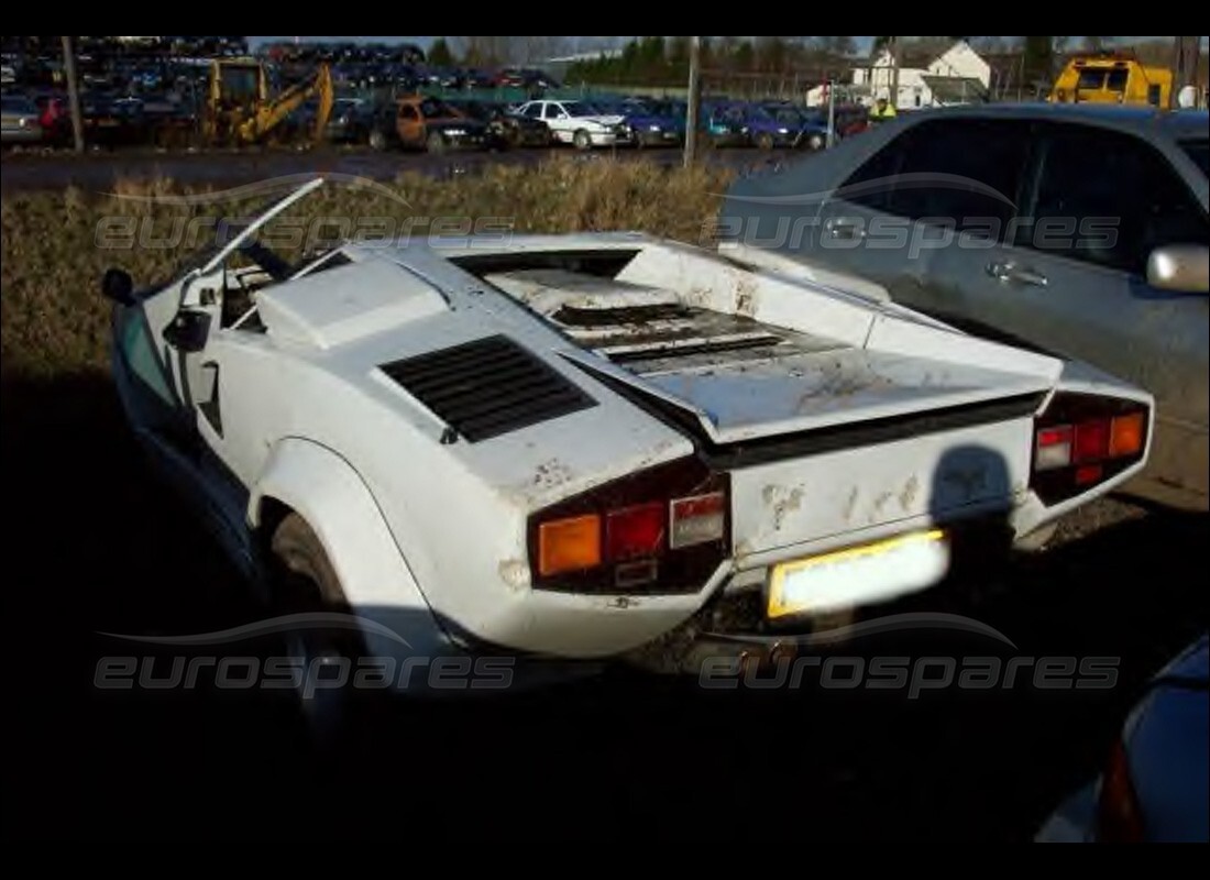 lamborghini countach 5000 qv (1985) in preparazione per lo smantellamento presso eurospares