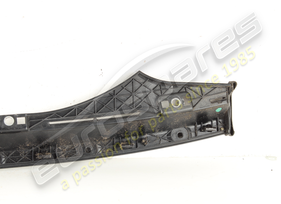 striscia di rifinitura paraurti posteriore superiore usata ferrari. numero parte 84905900 (8)