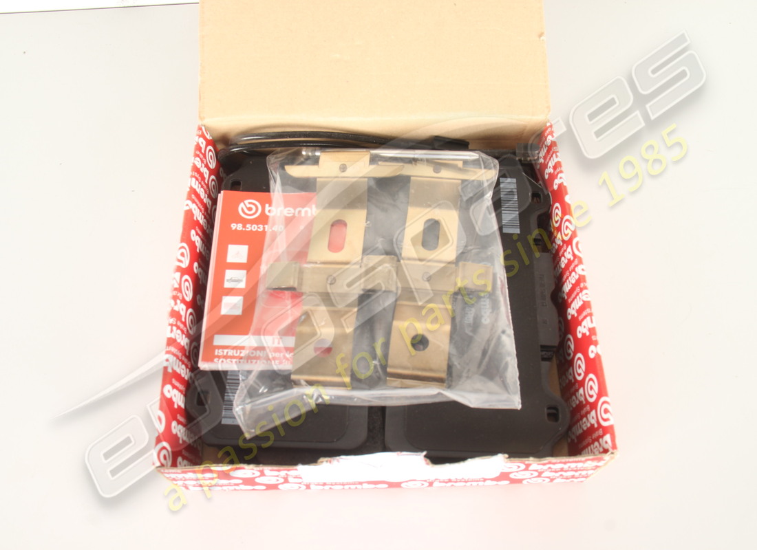 nuovi ferrari set pastiglie anteriori con molla. numero parte 70001573 (1)