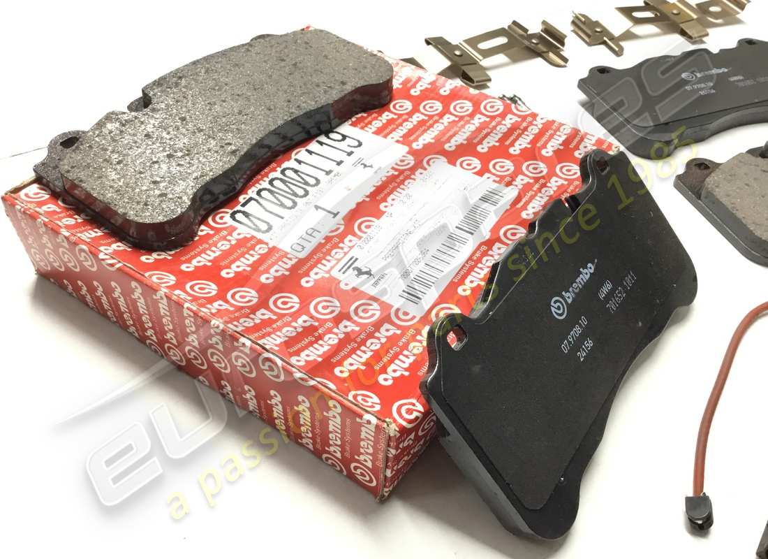 nuovo ferrari kit di pastiglie anteriori carbonio ceramica. numero parte 70001119 (2)