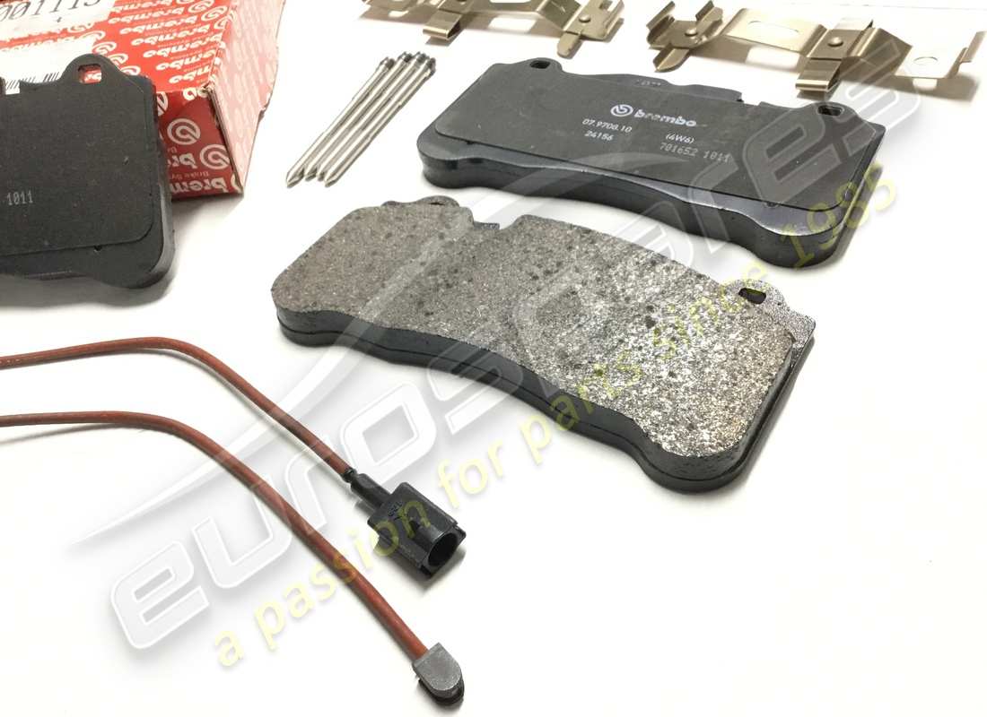 nuovo ferrari kit di pastiglie anteriori carbonio ceramica. numero parte 70001119 (3)