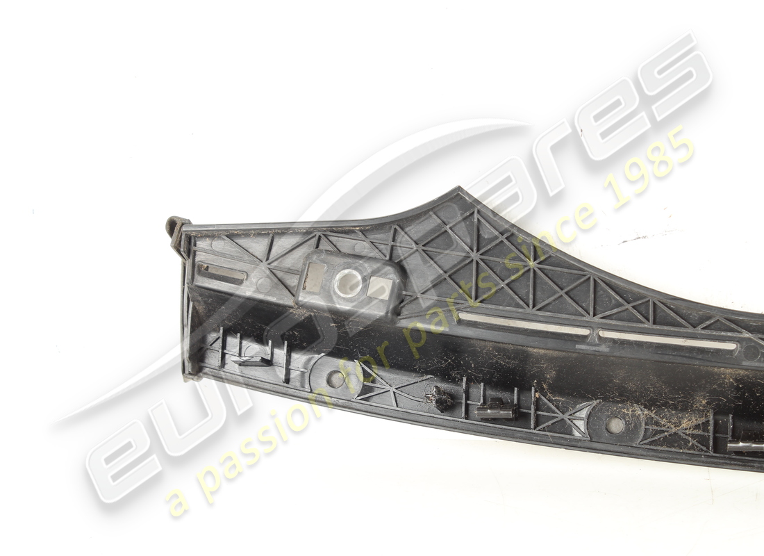 striscia di rifinitura paraurti posteriore superiore usata ferrari. numero parte 84905900 (6)