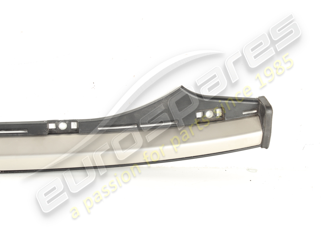 striscia di rifinitura paraurti posteriore superiore usata ferrari. numero parte 84905900 (4)