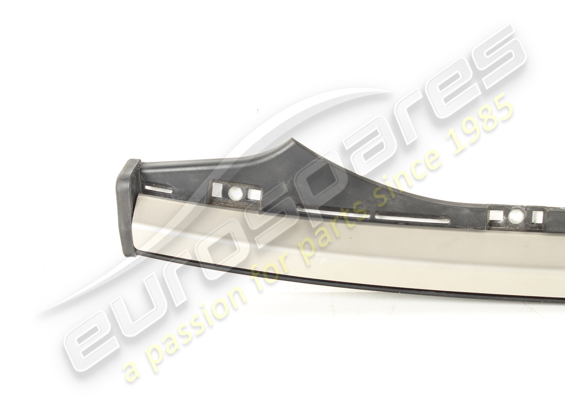 striscia di rifinitura paraurti posteriore superiore usata ferrari. numero parte 84905900 (2)