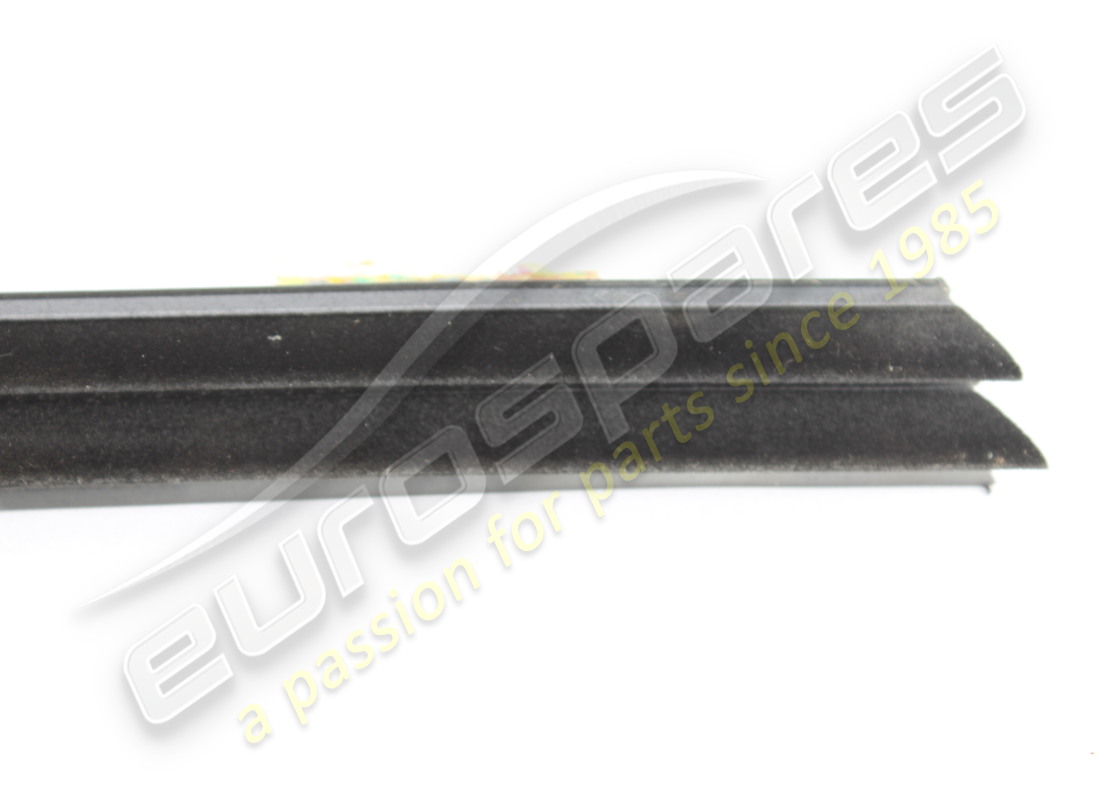 raschietto per vetro esterno anteriore destro usato maserati. numero parte 670308704 (3)