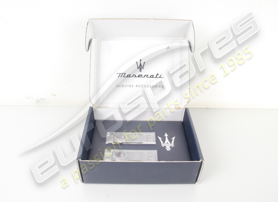 NUOVE MASERATI LUCI DI CORTESIA CON KIT LOGO. NUMERO PARTE 940001321 (4) nuove maserati luci di cortesia con kit logo. numero parte 940001321 (4)