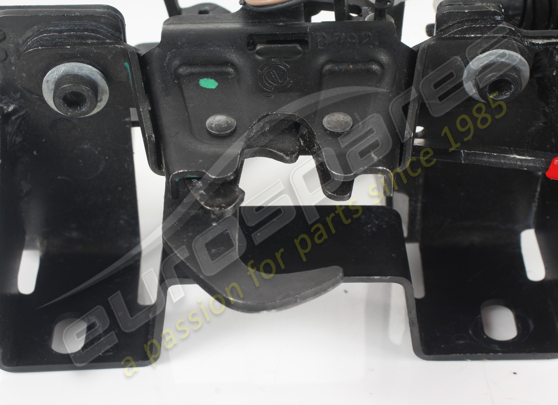 USATO FERRARI SERRATURA COFANO ANT. COMPLETARE. NUMERO PARTE 985416 (6) usato ferrari serratura cofano ant. completare. numero parte 985416 (6)