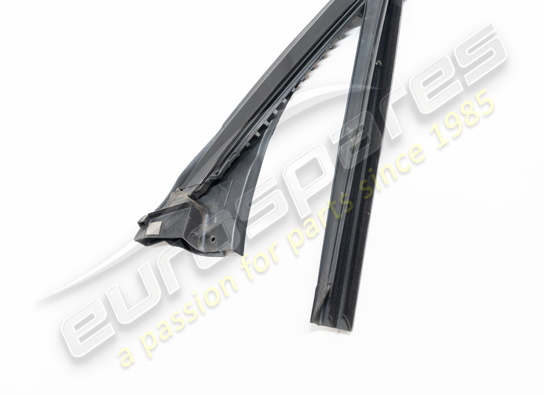 guarnizione anteriore sinistra usata maserati. numero parte 670295996 (2)