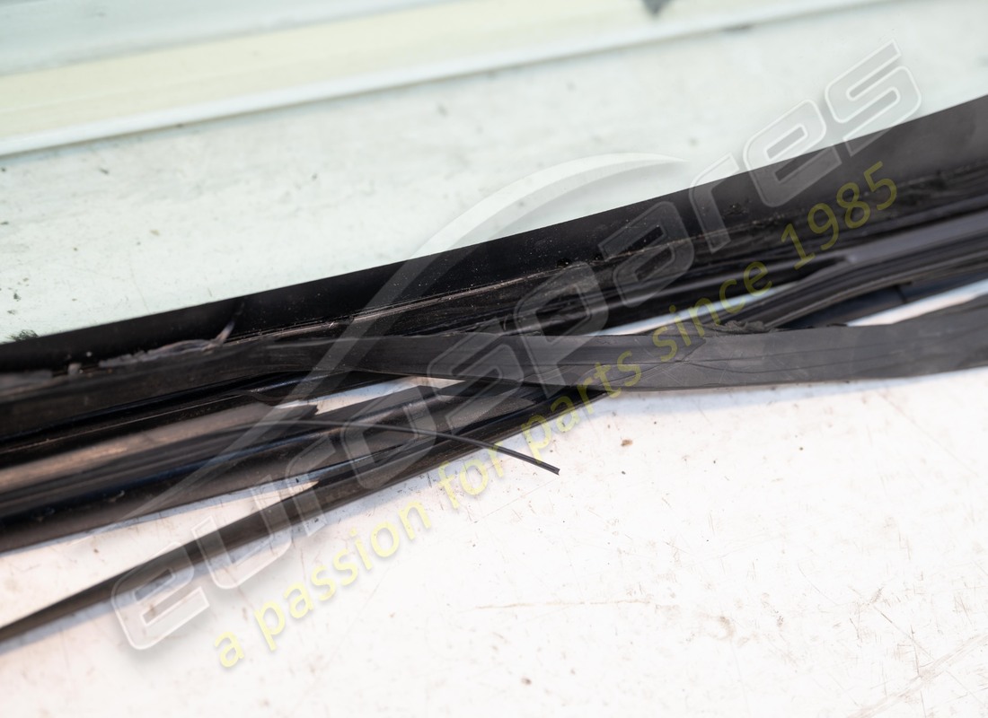 MASERATI LUNOTTO POSTERIORE USATO. NUMERO PARTE 387700600 (4) maserati lunotto posteriore usato. numero parte 387700600 (4)