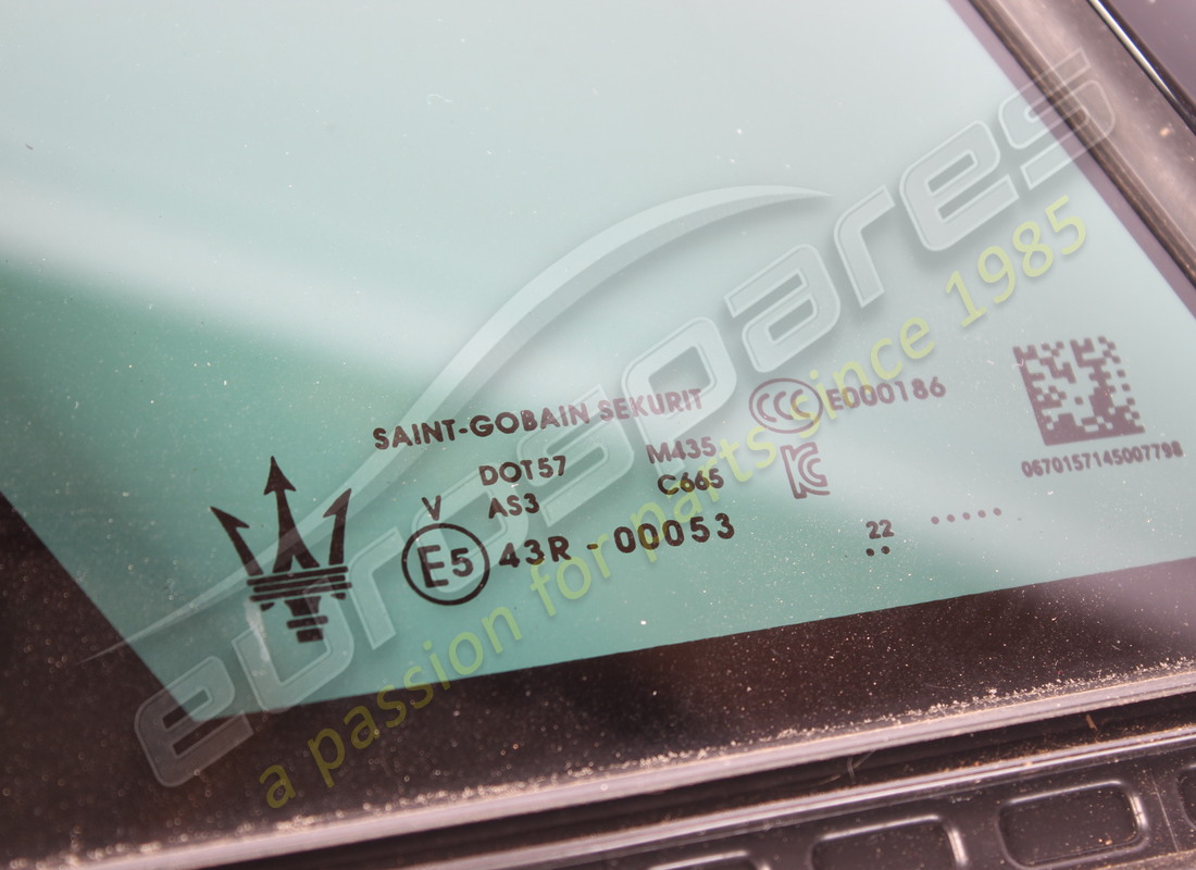 finestrino posteriore destro usato maserati. numero parte 670157145 (2)