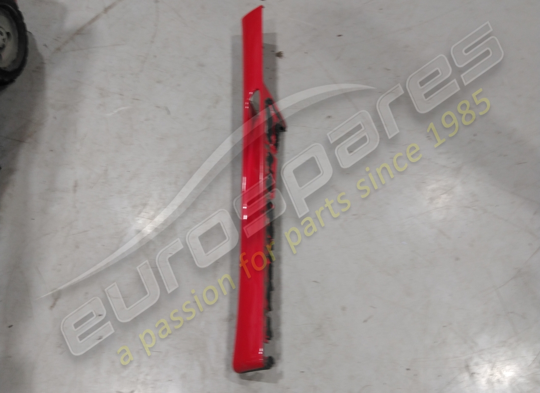 RIVESTIMENTO Ferrari USATO PER MEMBRO LATERALE DESTRO . NUMERO PARTE 64101110 (1)