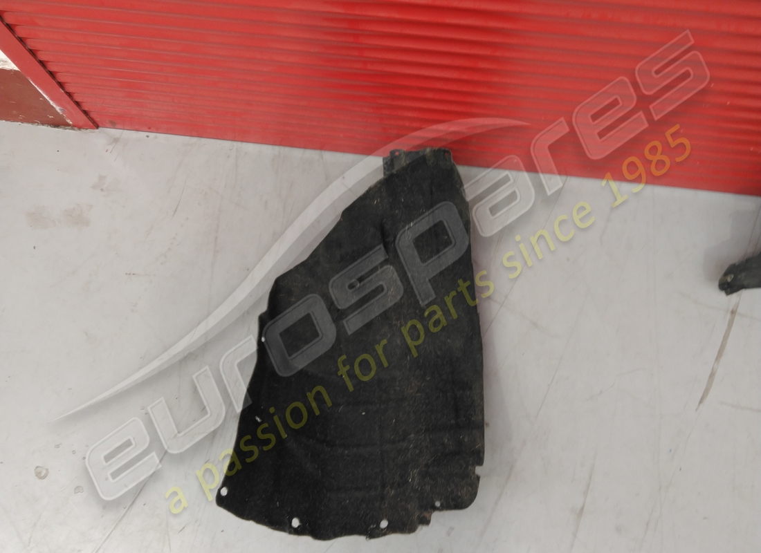 PROTEZIONE PASSARUOTA ANTERIORE SINISTRA DANNEGGIATA Maserati NUMERO PARTE 670102659 (1)