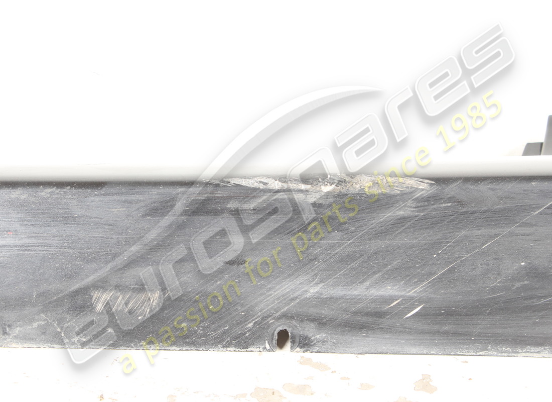 rivestimento sottoporta sx ferrari danneggiato. numero parte 68021110 (3)