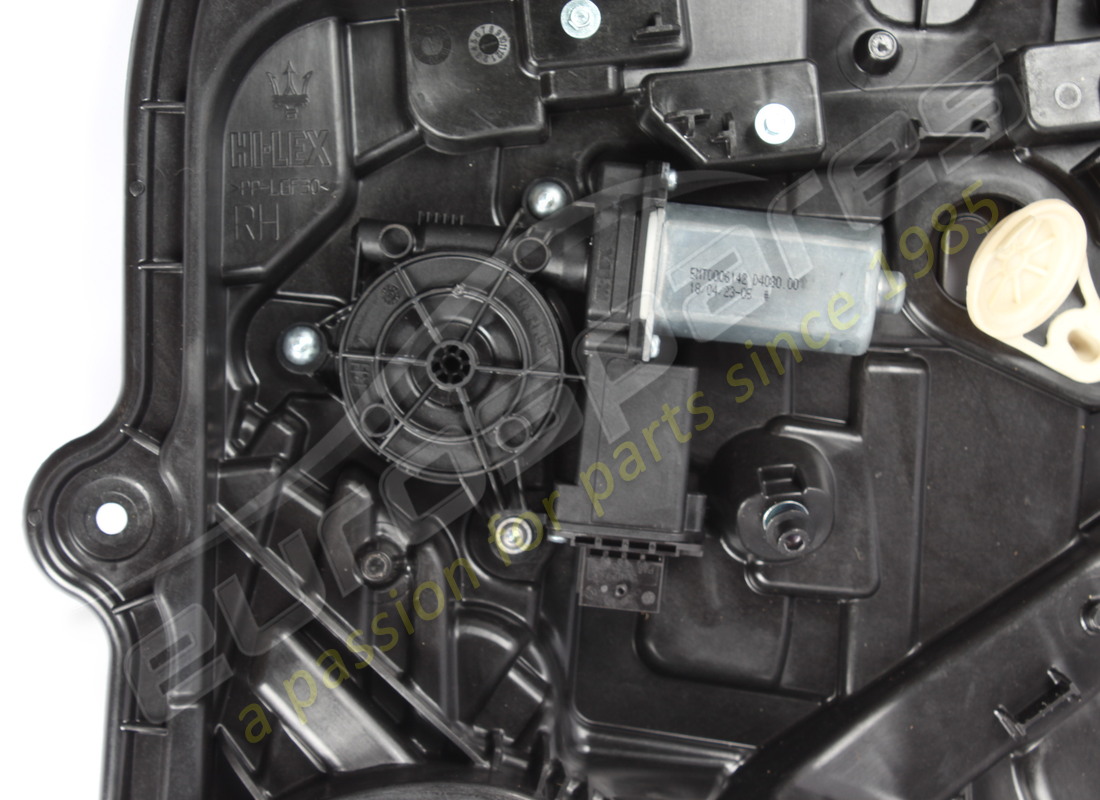 supporto porta posteriore destro usato maserati. numero parte 673014115 (2)