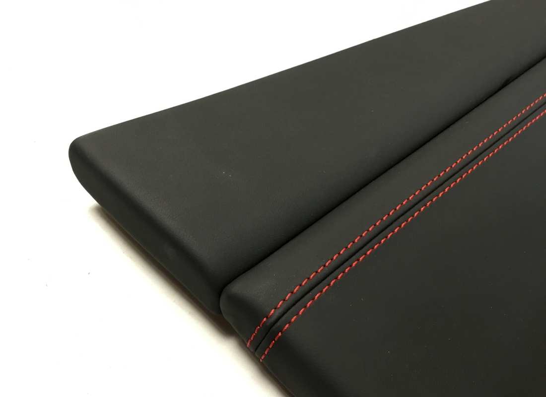 pannelli portiera sinistra e destra usati eurospares ferrari 488 (pelle nera e cuciture rosse). numero parte eap1374249 (2)