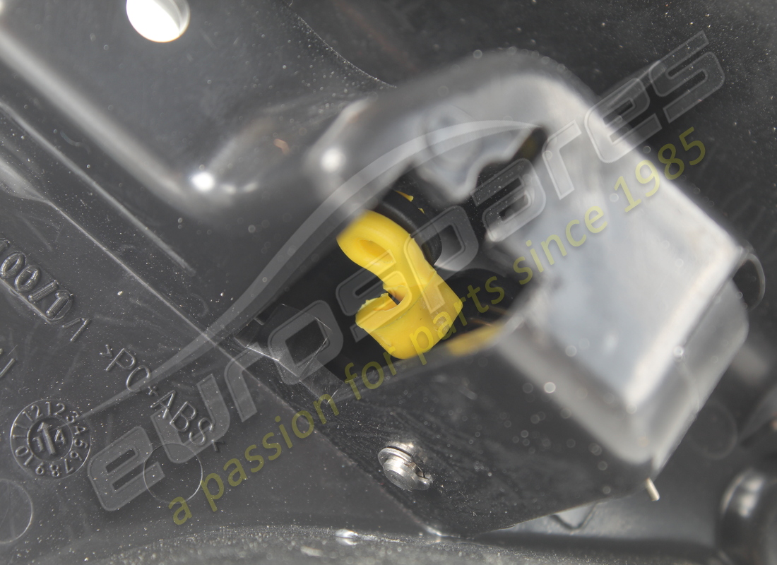 copertura gancio separatore sx usata ferrari. numero parte 82853100 (5)