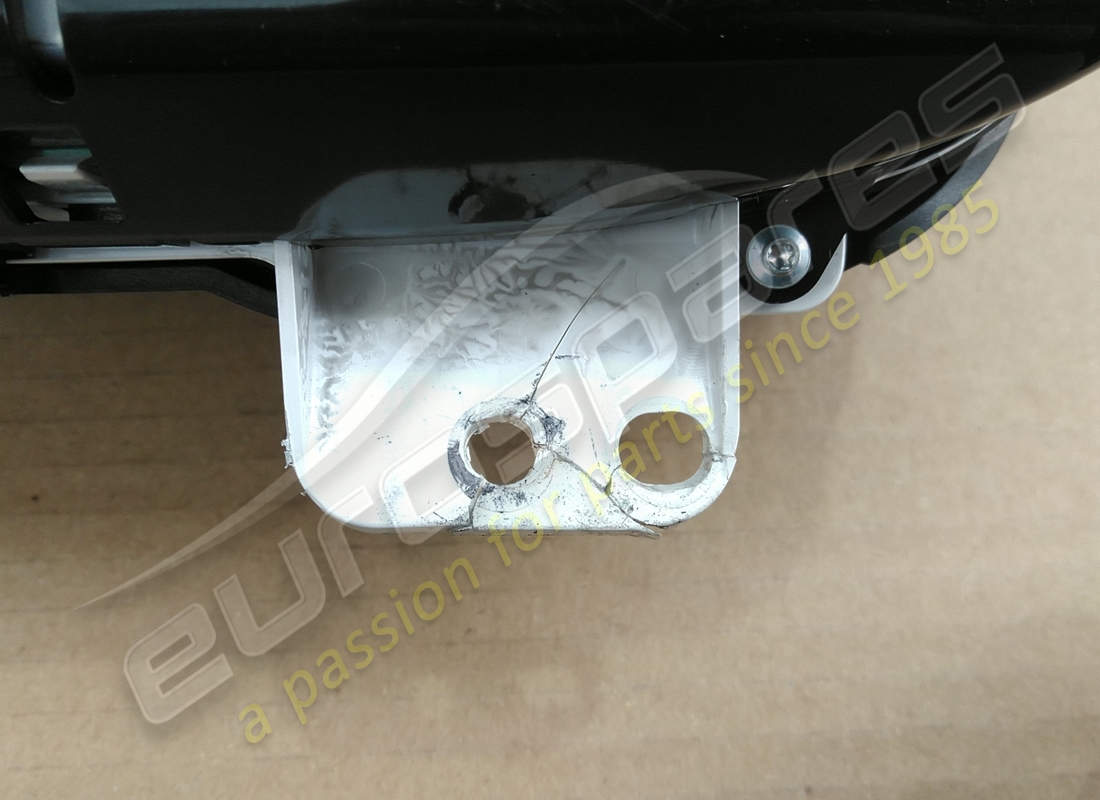 maserati maserati parte 670100154 danneggiata. numero parte 670100154 (3)