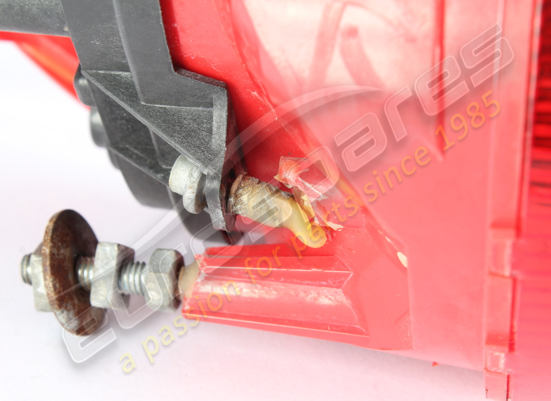 fanale posteriore interno sinistro ferrari danneggiato. numero parte 185669 (4)