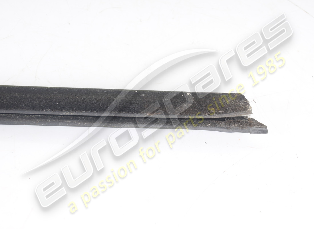 used maserati lh outer glass scraper gasket. part number 67820300 (6)