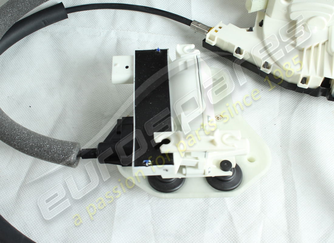 nuova maserati serratura porta anteriore destra. numero parte 670162426 (2)