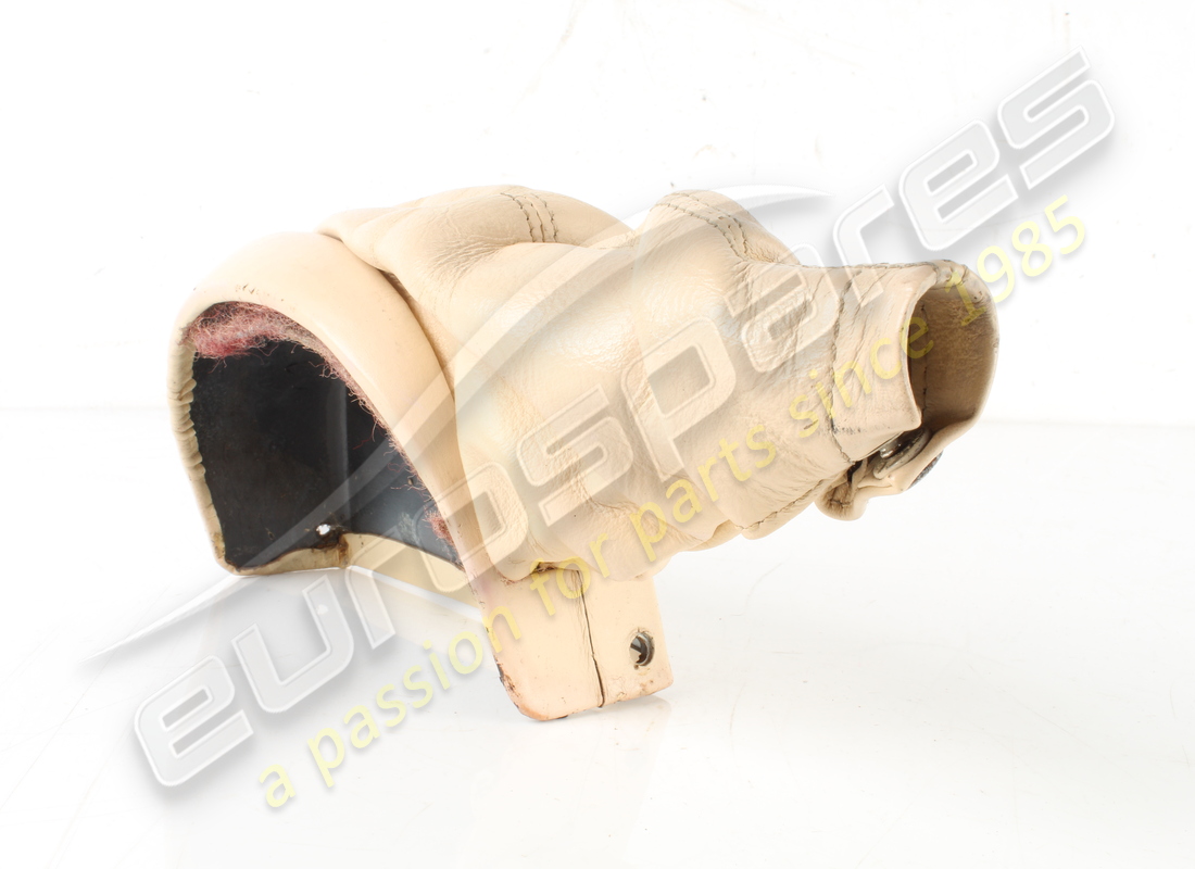 COPERTURA LEVA FRENO A MANO USATA Ferrari RHD GTS . NUMERO PARTE 62481600 (1) COPERTURA LEVA FRENO A MANO USATA Ferrari RHD GTS . NUMERO PARTE 62481600 (1)