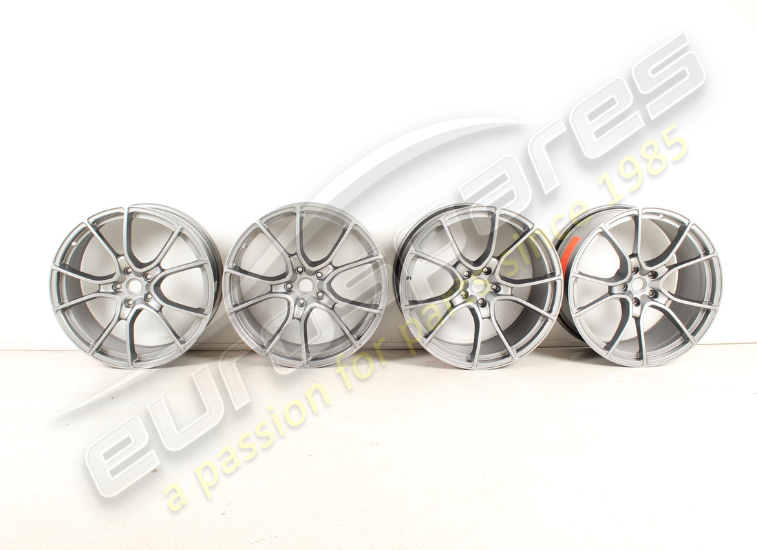 NUOVO SET DI CERCHI Ferrari MULTIRAZZE GRIGIO 488 . NUMERO PARTE 70003878 (1)