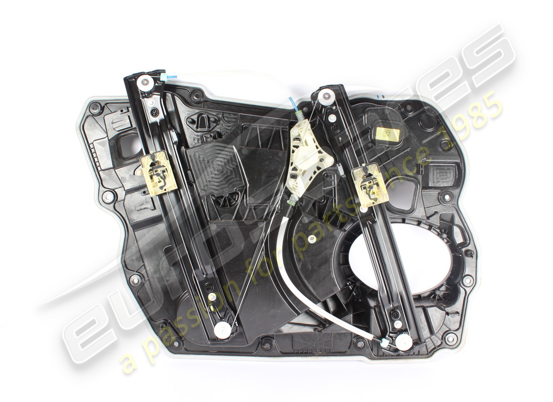 SUPPORTO PORTA ANTERIORE DX DANNEGGIATO Maserati NUMERO PARTE 673014121 (1)