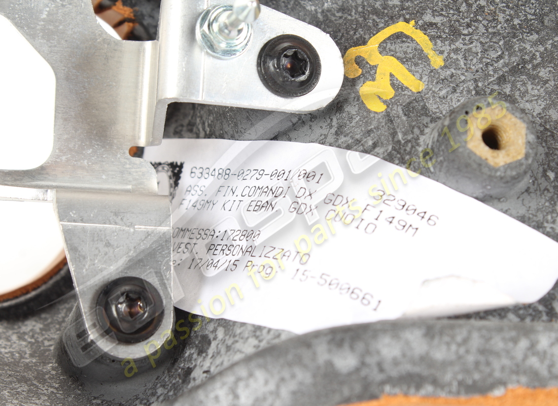 usato ferrari rivestimento comandi laterali dx | cuoio [nascondi] (364011888). numero parte 85910729 (3)