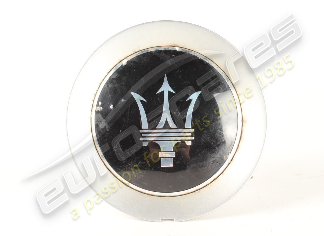EMBLEMA COPRIRUOTA USATO Maserati SS - 670013626 . NUMERO PARTE 670010510 (1)
