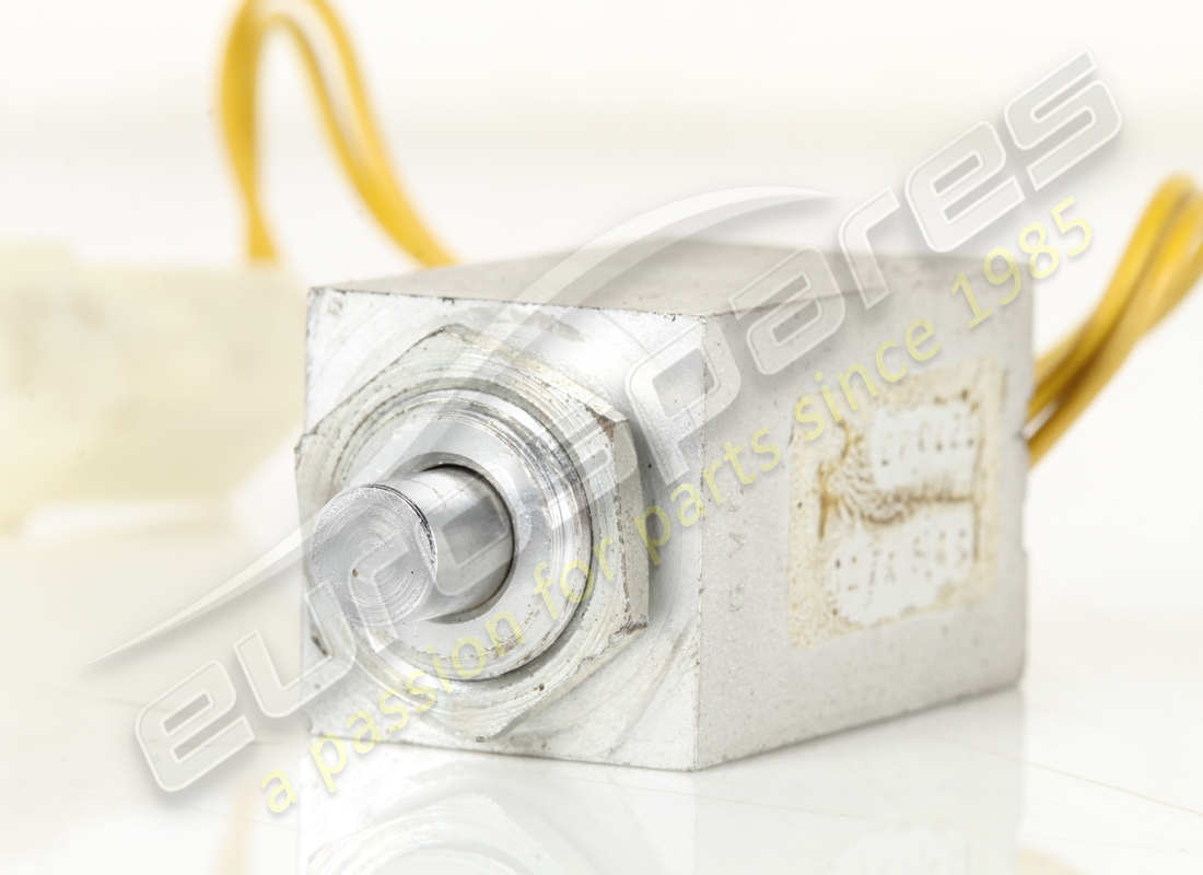 SOLENOIDE DEL VANO PORTAOGGETTI/TAPPO DI RIEMPIMENTO DEL CARBURANTE USATO FERRARI. NUMERO PARTE 60868600 (2) solenoide del vano portaoggetti/tappo di riempimento del carburante usato ferrari. numero parte 60868600 (2)