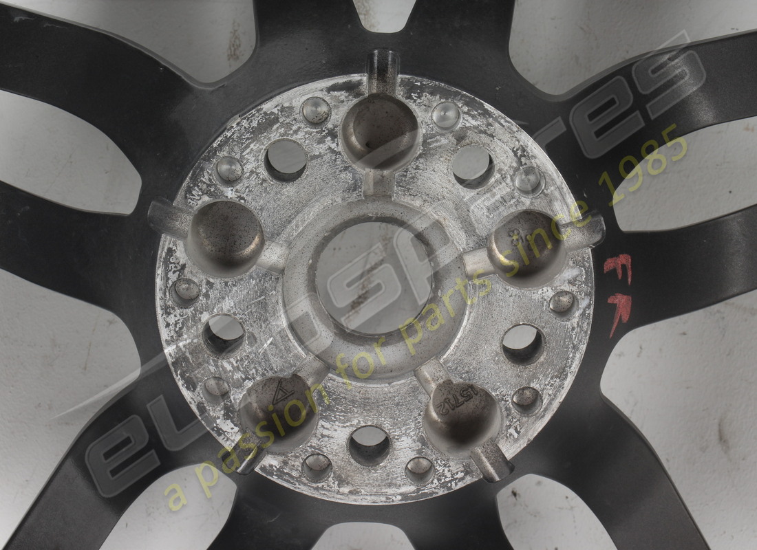 CERCHIO ANTERIORE FERRARI USATO. NUMERO PARTE 275585 (7) cerchio anteriore ferrari usato. numero parte 275585 (7)