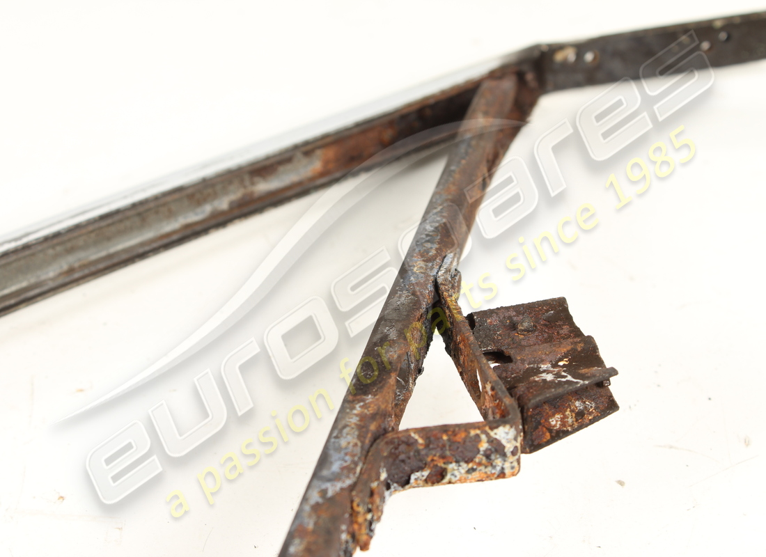 used ferrari rh front quarter glass frame. part number 20283200 (3)