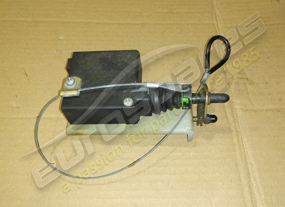 ATTUATORE PORTA CARBURANTE Ferrari USATO. NUMERO PARTE 63713800 (1)