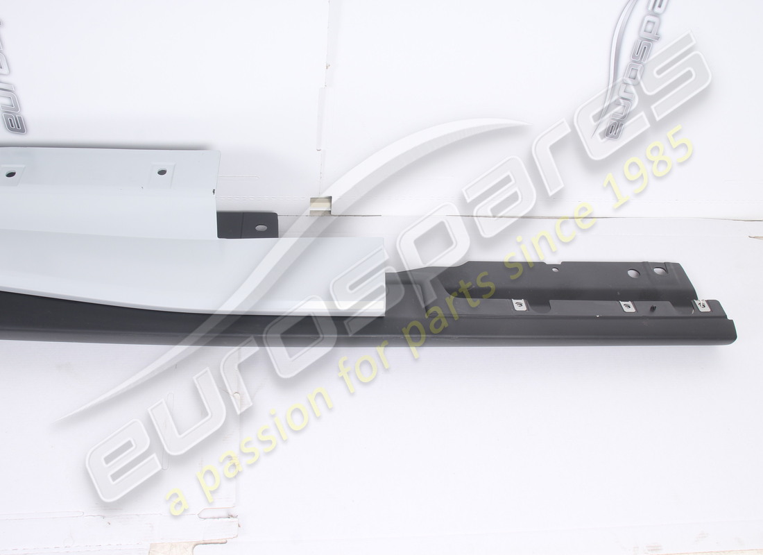 NUOVO (ALTRO) FERRARI PANNELLO DI RIVESTIMENTO SOGLIA DX COMPLETO. NUMERO PARTE 88826110 (3) nuovo (altro) ferrari pannello di rivestimento soglia dx completo. numero parte 88826110 (3)