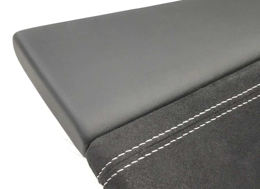 pannelli portiera sinistra e destra usati eurospares ferrari 488 (alcantara nera e cuciture bianche e pelle nera e cuciture bianche). numero parte eap1374248 (2)