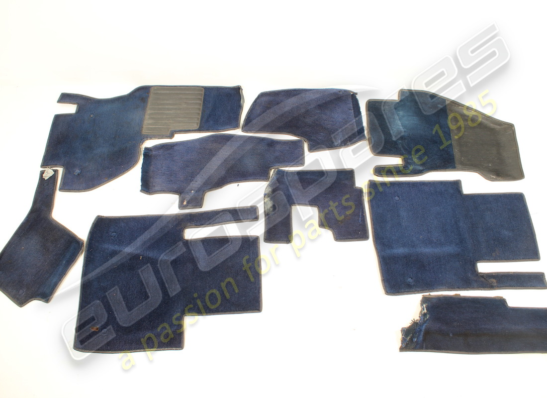 SET DI MOQUETTE COMPLETO USATO Ferrari RHD. NUMERO PARTE 40290108 (1)