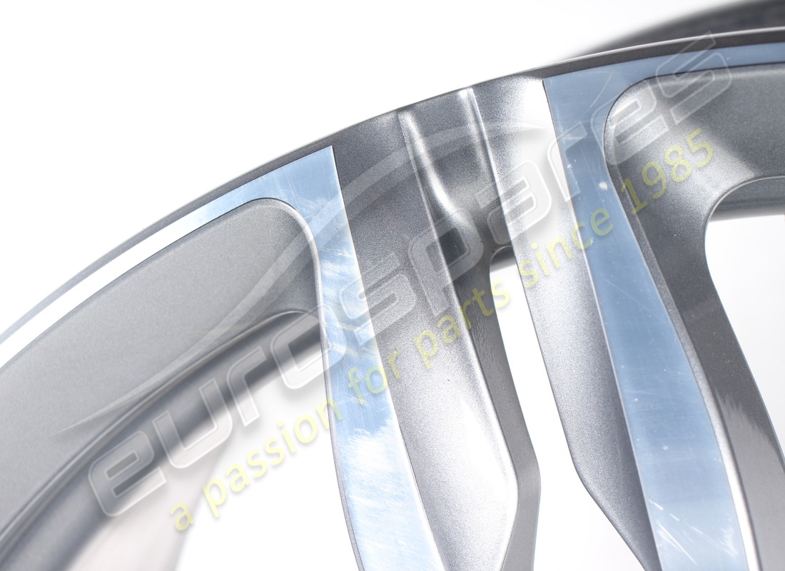 RUOTA ANTERIORE FERRARI USATA. NUMERO PARTE 328870 (2) ruota anteriore ferrari usata. numero parte 328870 (2)