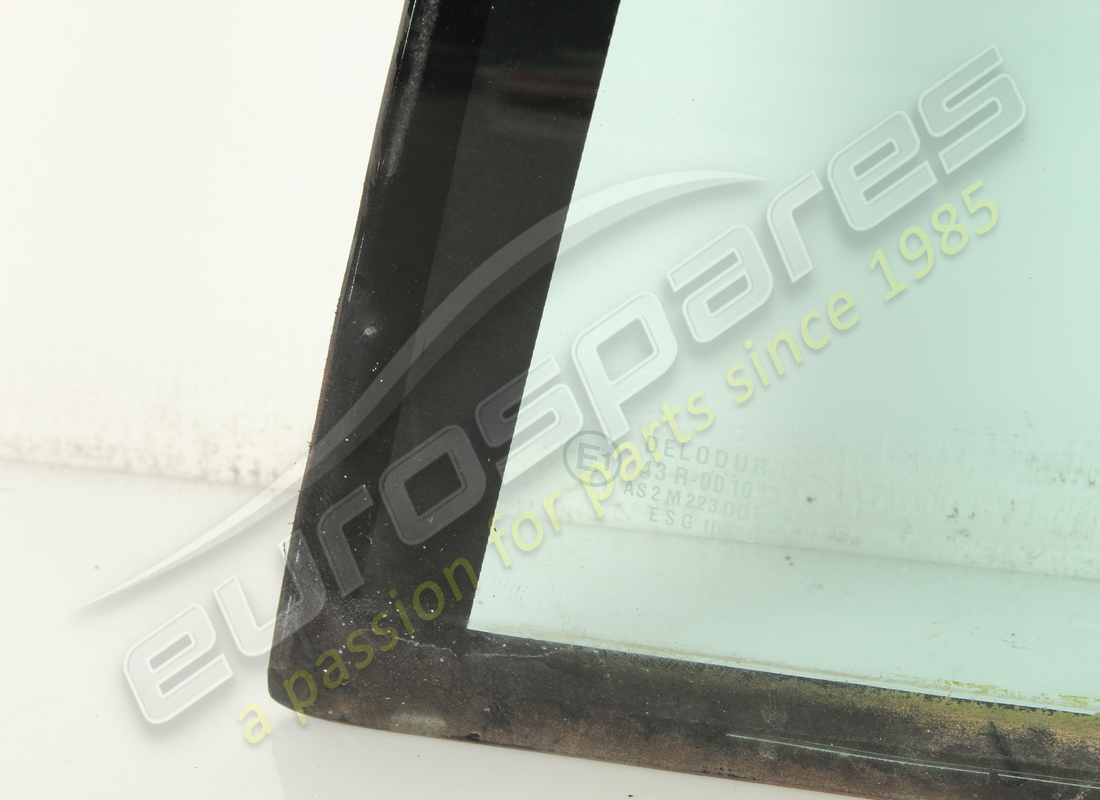 used ferrari lh rear quarter light glass blue colour. part number 60637600 (2)