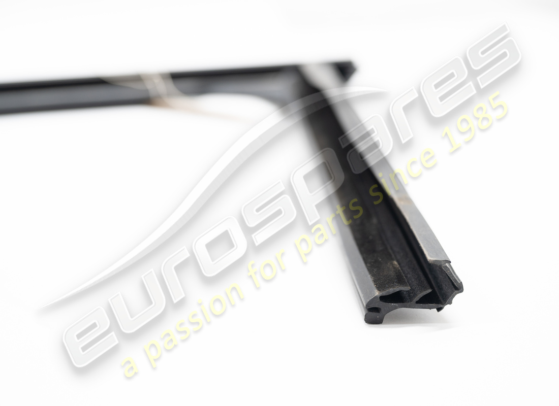 guarnizione anteriore sinistra usata maserati. numero parte 670295996 (3)