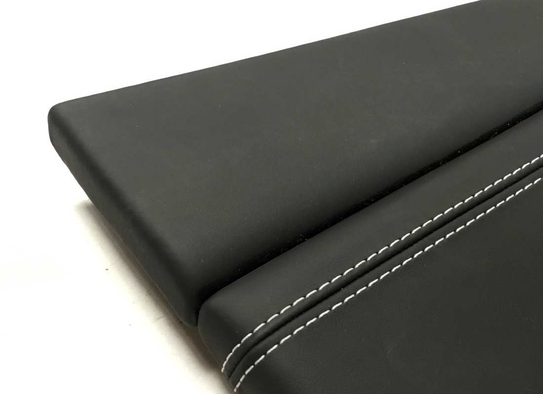 pannelli portiera sinistra e destra usati eurospares ferrari 488 (pelle nera e cuciture bianche). numero parte eap1374247 (2)