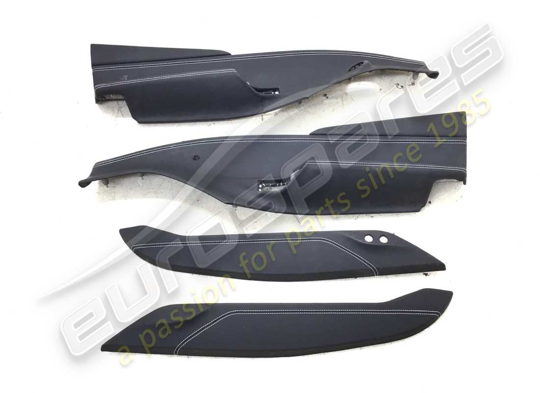 USATI Eurospares Ferrari 488 PANNELLI PORTIERA SINISTRA E DESTRA (PELLE NERA E CUCITURE BIANCHE). NUMERO PARTE EAP1374247 (1)