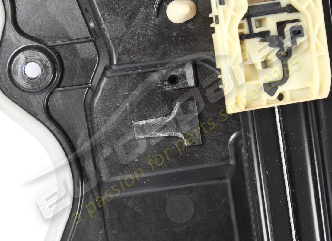 supporto porta anteriore destro danneggiato maserati. numero parte 673014121 (2)