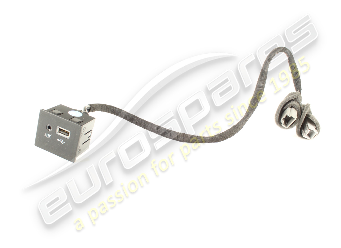 PRESA AUX+USB USATA Maserati NEL CENTRO TU . NUMERO PARTE 670009770 (1)