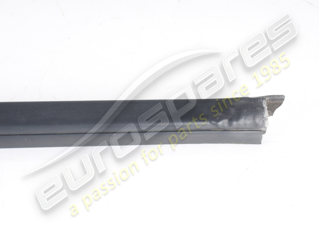 used maserati lh outer glass scraper gasket. part number 67820300 (3)